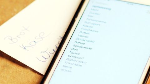 Ein Smartphone mit einem Einkaufszettel zeigt eine Liste von Lebensmitteln, die zur Gedächtnistraining genutzt werden kann.