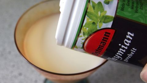 Hustenmittel - heiße Milch mit Thymian und Honig