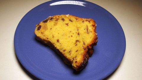 Ein Stück Kuchen liegt auf einem blauen Teller und wartet darauf, genossen zu werden, um Freude beim Backen zu zeigen.