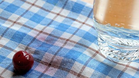 Sprudelwasser gegen Kirschflecken