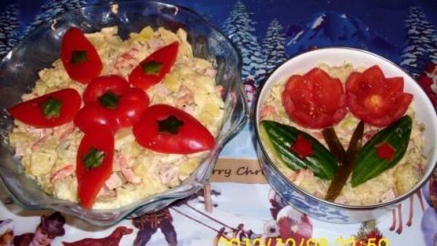 Ein bunter Kartoffel-Gemüse-Salat mit Tomaten in Blumenform und einer weiteren dekorativen Schüssel auf einem festlichen Tisch.