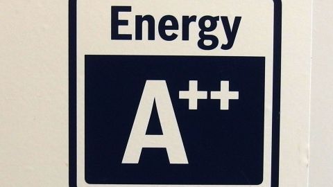 Ein Energiesiegel zeigt die Effizienzklasse A++ für energiesparende Haushaltsgeräte in einem neutralen Umfeld.