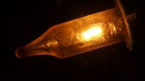 Eine leuchtende LED-Lampe in warmweiß strahlt sanft in einem dunklen Raum, wodurch eine gemütliche Atmosphäre entsteht.