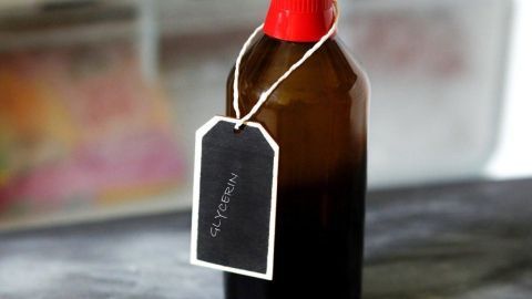 Eine braune Glasflasche mit rotem Deckel steht auf einer Oberfläche und zeigt ein Etikett mit der Aufschrift "GLYCERIN", was zur Verhinderung von Vereisung dient.