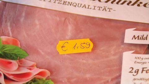 Eine Verpackung mit Schinken ist abgebildet, die einen Preis von € 1,59 zeigt, im Kontext eines Discounters.
