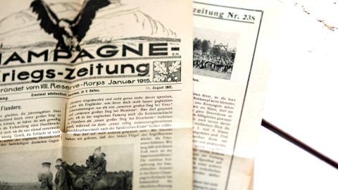 Eine alte Tageszeitung aus dem Geburtsjahr liegt in einem informellen Umfeld, teils aufgeschlagen und teils verdeckt.