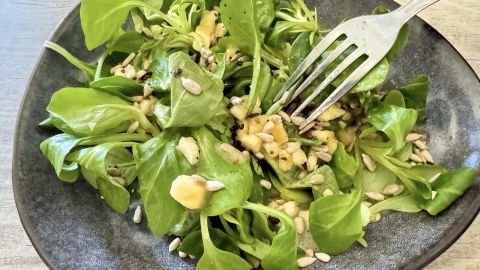 Feldsalat mal anders: Banane, Sonnenblumenkerne und ein fruchtiges Dressing machen dieses Gericht zu einer besonderen Kombination.