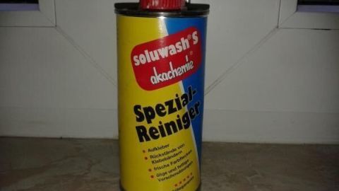 Eine Dose Spezialreiniger von "soluwash S akachemie" steht auf einer Fensterbank. Text: "Spezial-Reiniger, Aufkleber R&uuml;ckst&auml;nde von Klebeb&auml;ndern, Klebe Entfernter, mit Glanzkraft".