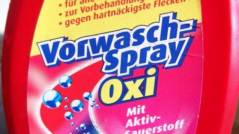 Ketchupfleck mit Vorwaschspray oder Dr. Beckmanns gegen Ketchup einspritzen, Kleidungsstück waschen und danach direkt in die Sonne hängen oder legen. Ein Fleckenentferner in sprayflasche wird präsentiert, ideal zur Behandlung von Ketchupflecken auf Kleidung.