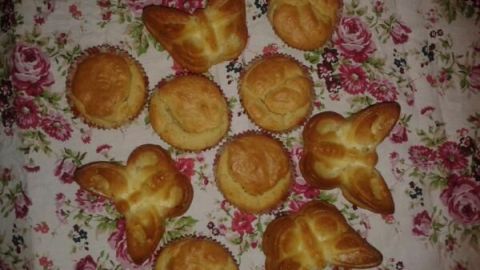Feta-Muffins liegen auf einem blumengemusterten Tuch. Einige sind rund, andere haben Schmetterlingsformen.