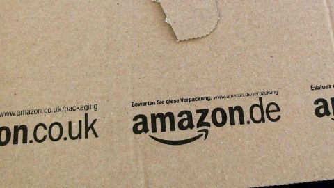 Ein Karton mit dem Logo von amazon.de liegt auf einem Tisch und vermittelt den Eindruck eines Online-Kaufs.