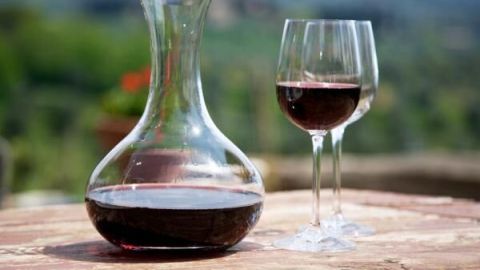 Wie trinkt man Rotwein? Entdecke die Kunst des Rotweintrinkens mit diesem Leitfaden: Lass den Wein atmen, um das Aroma zu intensivieren, und genieße ihn in einem passenden Glas.