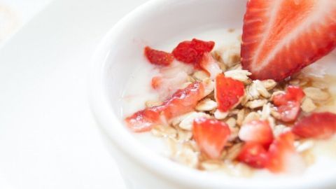 Mit Haferflocken und frischen Erdbeeren startest du kalorienarm und sättigend in den Tag – ideal zum Abnehmen laut Erfahrungsbericht.