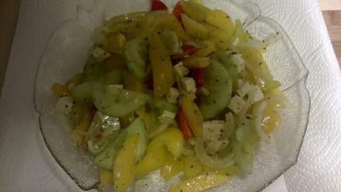 Ein frischer Gurken-Paprika-Salat liegt ordentlich auf einem Teller und spiegelt eine bunte Mischung aus Gemüse wider.