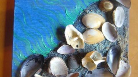 Muscheln liegen auf einem blauen Hintergrund, der das Meer darstellt, und vermitteln einen Urlaubseindruck für das Kinderzimmer.