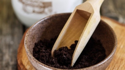Hautpflege: lösliches Kaffeepulver plus Kokosnussöl