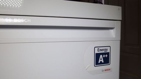 Ein Kühlschrank steht in einem Raum, zeigt das Energieeffizienzlabel A++ und ist bereit, Lebensmittel zu lagern.