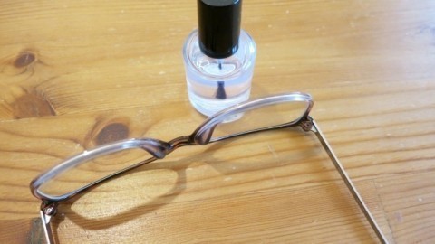 Ist eine Schraube an der Brille locker? Nagellack hilft