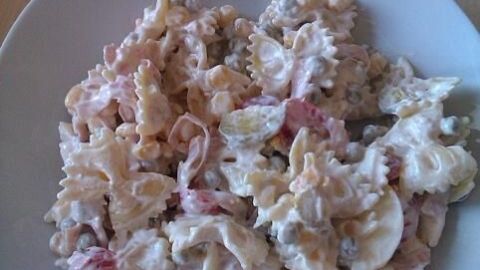 Nudelsalat mit saurer Sahne statt Mayonnaise: Leicht, frisch und bunt – perfekt für ein schnelles Sommergericht auf deinem Tisch.
