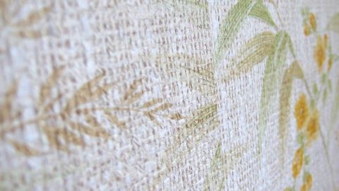 Tapete mit floralen Mustern zeigt eine detaillierte Nahaufnahme. Das strukturierte Design schafft ein natürliches Ambiente.