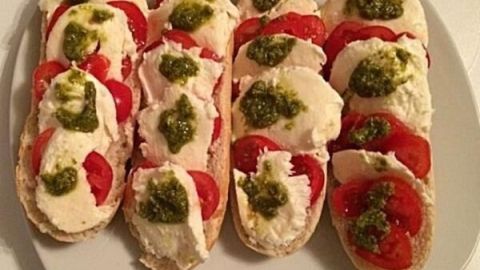 Überbackenes Tomaten-Mozzarella-Pesto Brötchen