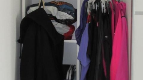 Ein schmaler Kleiderschrank maximiert den Platz, w&auml;hrend er Kleidung ordentlich aufh&auml;ngt und gefaltet verstaut.