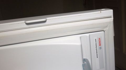 Eine Gummidichtung im Kühlschrank ist sichtbar, während sie gereinigt wird, um Schmutz und Ablagerungen zu entfernen.
