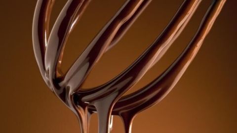Mit diesem schnellen Tipp für Schokoladenglasur mit Sahne gelingt dir ein perfekter, glänzender Überzug wie auf dem Bild.