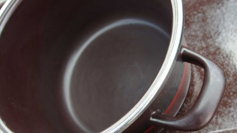 Ein großer, hochwertiger Gusstopf steht leer auf einer Arbeitsfläche, bereit zum Kochen und spart damit schmutziges Geschirr.