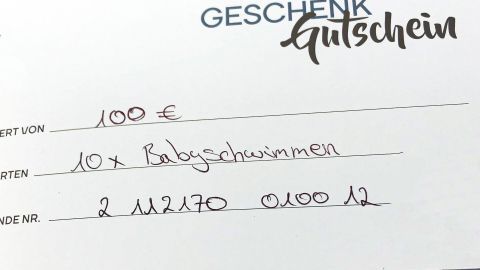 Ein Gutschein dokumentiert 10 x Babyschwimmen im Wert von 100 €, ideal als Geschenk zur Geburt für neue Eltern.