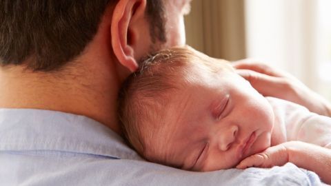 Schlafendes Baby zu Bett bringen