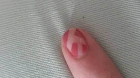 Ein fingernagel zeigt ein kreatives Design mit einem Muster auf einer weichen Unterlage, das zur Nagelpflege anregt.