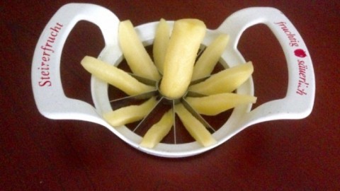 Kartoffelspalten mit Apfelschneider herstellen