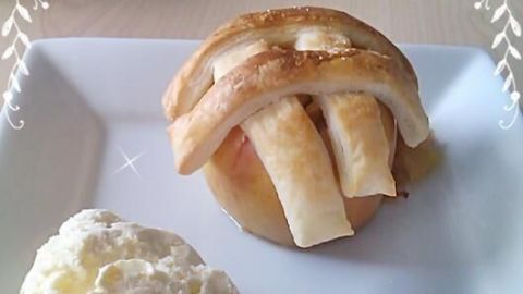 Bratapfel mit Blätterteiggitter und Vanilleeis