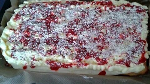 Spaghettikuchen: Ein Kuchen, der wie ein Spaghetti-Eis aussieht – mit Vanillecreme, Erdbeersoße und weißer Schokolade.