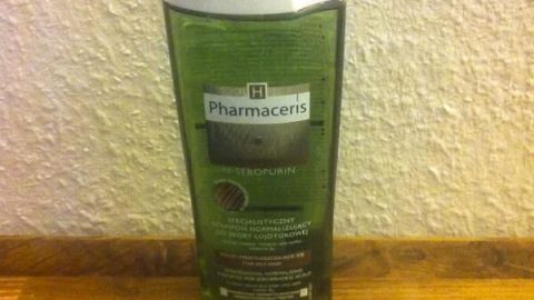 Eine Shampooflasche von Pharmaceris steht auf einem Holztisch vor einer beigen Wand, enthält 250 ml und verspricht Anti-Fett-Wirkung.
