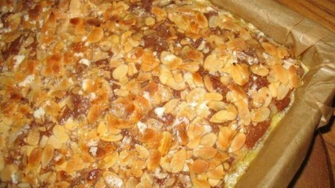 Buttermilch-Blechkuchen mit Kirschen und Mandelkruste