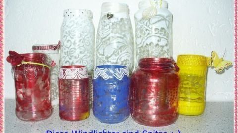 Bunte Teelichthalter stehen auf einem Tisch, dekoriert und bereit für gemütliche Abende. Diese Windlichter sind Spitze. 😉
