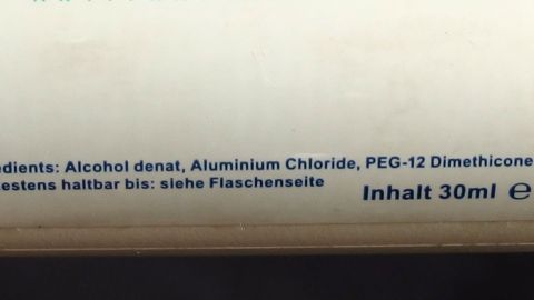 Ein Antitranspirant-Produkt zeigt Inhaltsstoffe wie Alkohol, Aluminiumchlorid und Dimethicon. Inhalt: 30 ml.