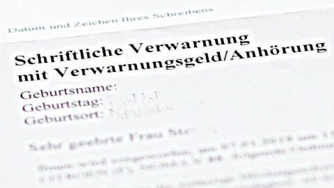 Ein Dokument mit dem Titel „Schriftliche Verwarnung mit Verwarnungsgeld/Anhörung“ zeigt eine verwarnende Mitteilung.