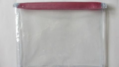 Ein transparenter Beutel schützt einen E-Book-Reader vor Sand, ideal für Strand- oder Outdoor-Aktivitäten.