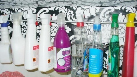 Sprühflaschen platzsparend aufbewahren