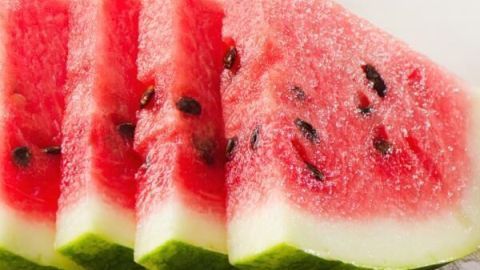 Saftige Wassermelonenstücke liegen auf einem Holzbrett, bereit zum Essen, in einer hellen, einladenden Umgebung.