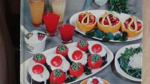 Das Buch zeigt Gerichte mit buntem Gemüse und Getränken auf einem Tisch. Text: "Kleine Ratgeber, Roland Gööck. Schnell gekocht im kleinen Haushalt. 490 Rezepte für 1 und 2 Personen."