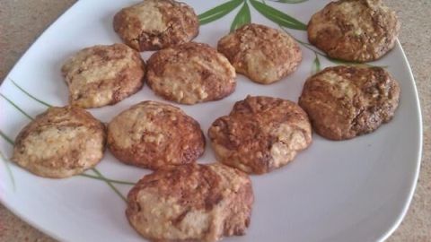 Auf einem weißen Teller liegen frisch gebackene Bananen-Nutella-Cookies, leicht knusprig und goldbraun gebräunt.