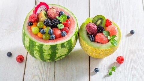 Obstsalat in einer Wassermelone