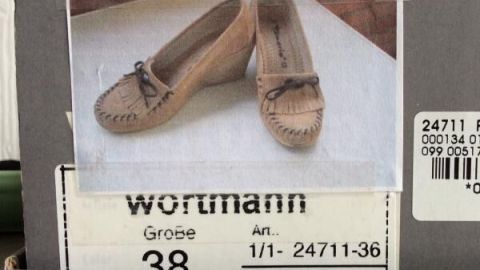 Ein Schuhkarton zeigt Mokassins mit Keilabsatz und Schleife. Auf dem Karton stehen: Größe 38, "wortmann", und Artikelnummer 1/1-24711-36.