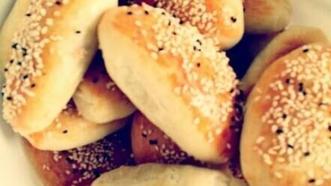 Saftige, gefüllte türkische Brötchen selbst gebacken: Hier siehst du, wie lecker sie mit Sesam und Schwarzkümmel gelingen.