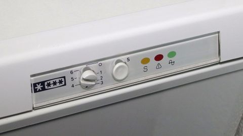 Ein Gefriergerät mit einem Bedienfeld zeigt Temperaturregler und Statusanzeigen zum Strom sparen beim Einfrieren von Lebensmitteln.
