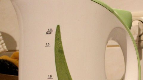 Ein Wasserkocher steht auf einer Arbeitsfläche, bereit zum Erhitzen von Wasser, um Strom zu sparen.
